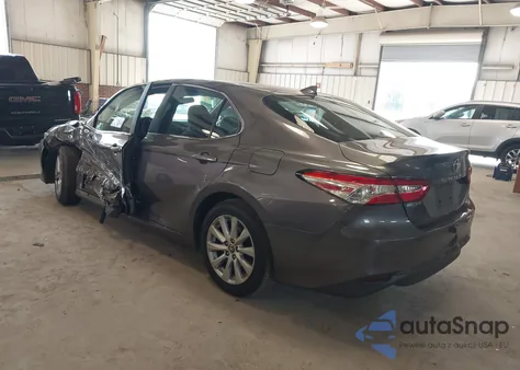 2020 Toyota Camry Le z USA, uszkodzony, nr VIN 4T1C11AK2LU933181